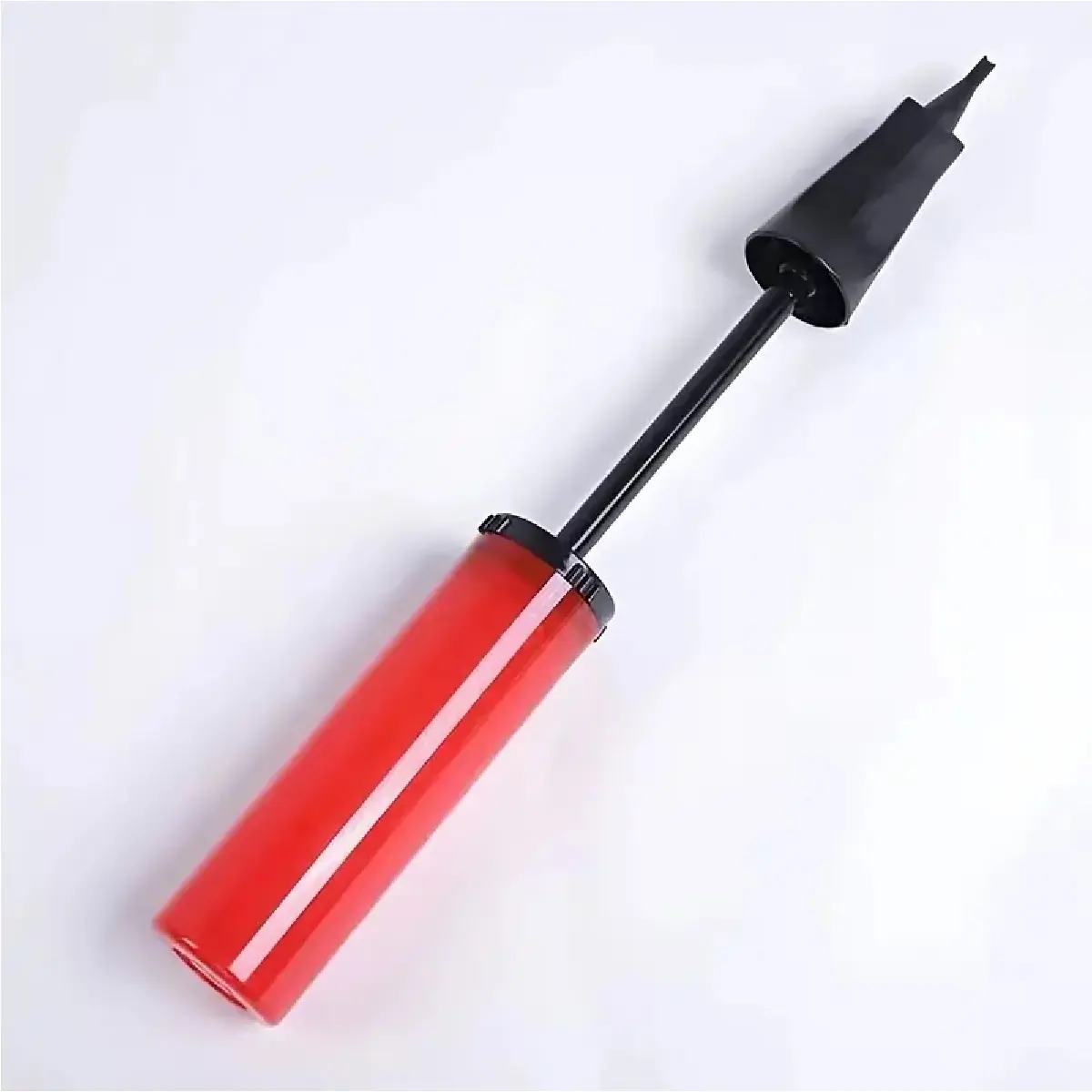 Inflador manual rojo de bolsa con boquilla negra para inflar globos y pelotas.