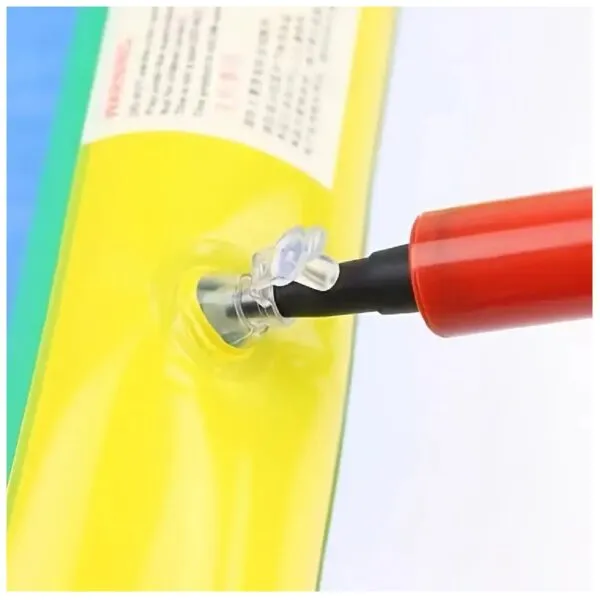 Inflador manual bolsa conectado a una válvula inflable de color amarillo con detalles de advertencia.