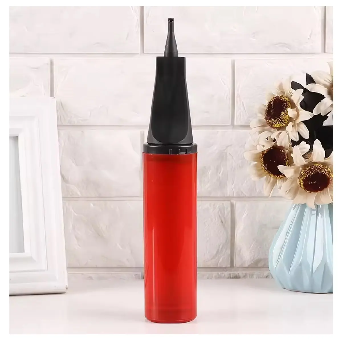 Inflador manual rojo para bolsas, ideal para fiestas y globos.