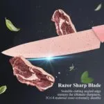 Cuchillo de chef rosa con hoja de acero afilada cortando carne cruda, ideal para cocina.