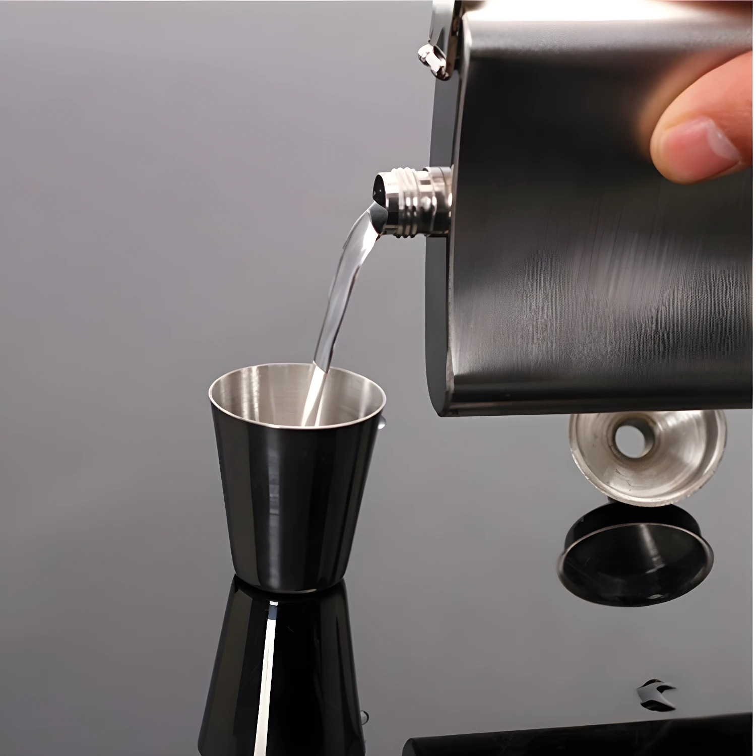 Licorera Whizkera 9 OZ Jack Daniels, vertiendo licor en copa con embudo.