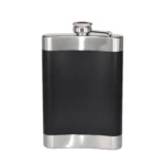 Licorera Wiskera 9 Oz Inox. Negra con detalles plateados y tapa a rosca, incluye 2 copas y navaja Harley Davidson.