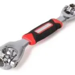 Llave multiusos 48 en 1 universal 360° de cromo con mango ergonómico rojo y negro.