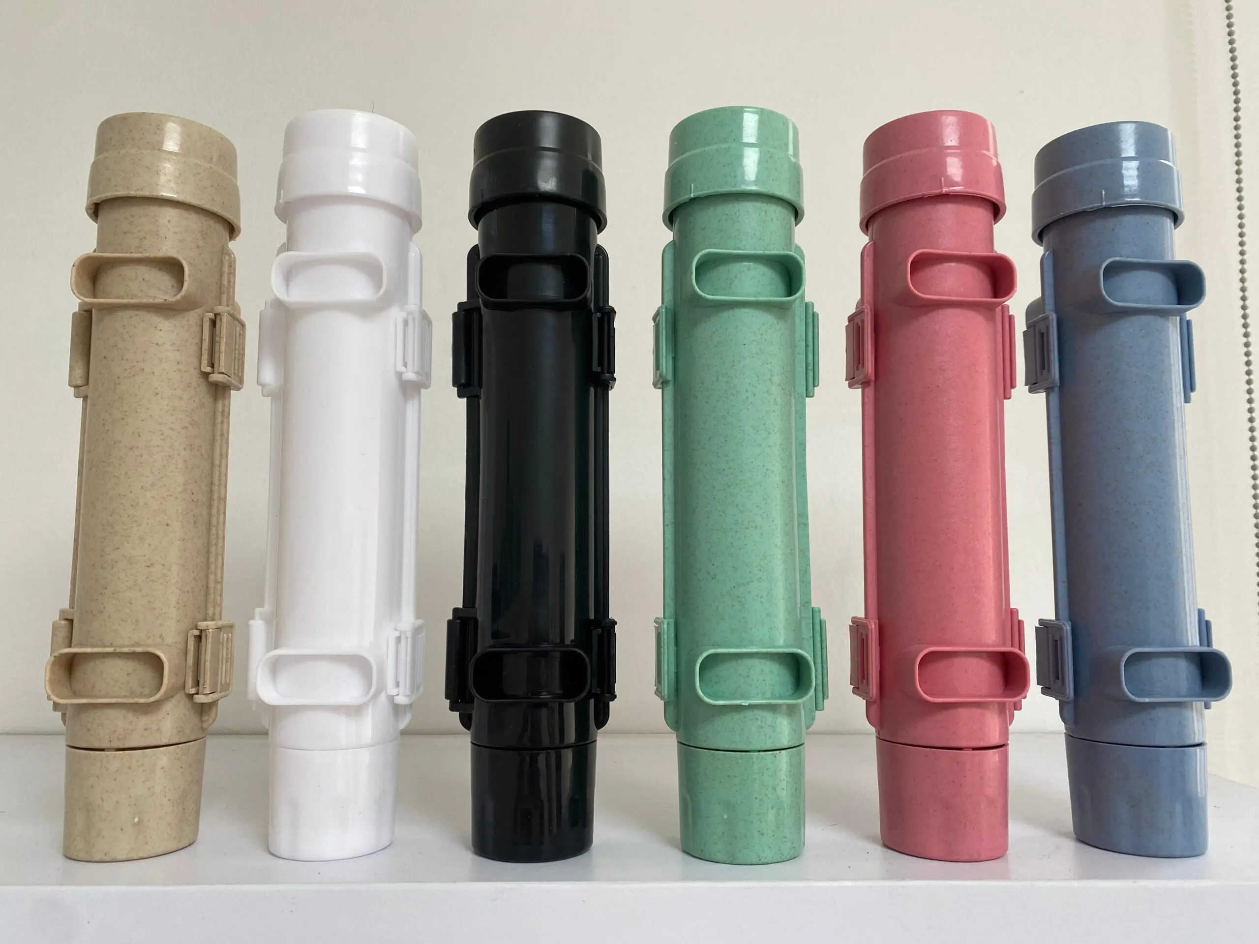 Set x2 máquinas para hacer sushi, moldea y enrolla fácilmente en varios colores.