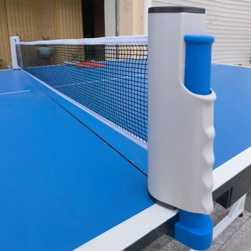Maya de tenis de mesa azul para jugar en familia, vista cercana de red y poste blanco con azul.