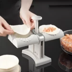 Máquina para hacer empanadas y dumplings caseros con masa y relleno.