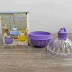 Set x4 moldes esféricos de hielo en silicona morada y transparente, ideal para bebidas refrescantes.