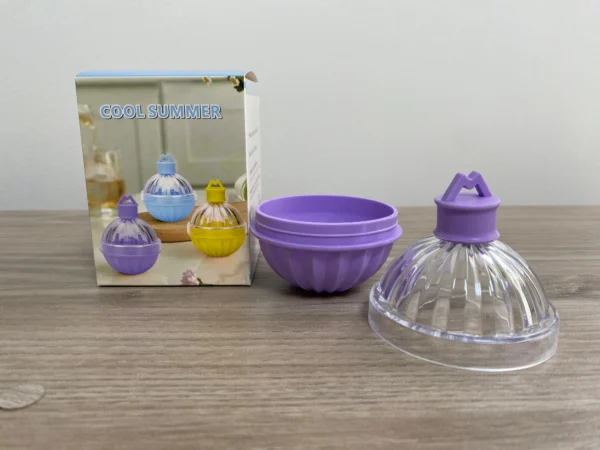 Set x4 moldes esféricos de hielo en silicona morada y transparente, ideal para bebidas refrescantes.