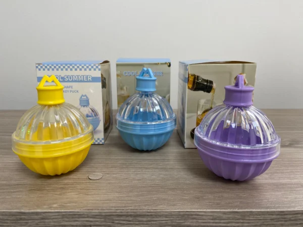 Set x4 moldes esféricos para hielo en silicona, amarillos, azules y morados, para enfriar bebidas.