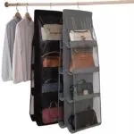 Organizador de bolsos de 4 niveles para armario con diversos bolsos de mano en exhibición.
