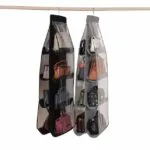 Organizador de bolsos de 4 niveles en armario, con diferentes tipos de carteras y bolsos colgando, color negro y gris.