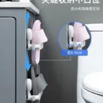 Organizador adhesivo para zapatos que ahorra espacio, colgando chanclas en la pared del baño.