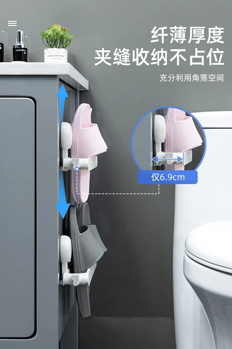 Organizador adhesivo para zapatos que ahorra espacio, colgando chanclas en la pared del baño.