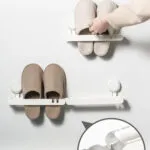 Organizador adhesivo de zapatos en pared con estantes para zapatillas colgantes.