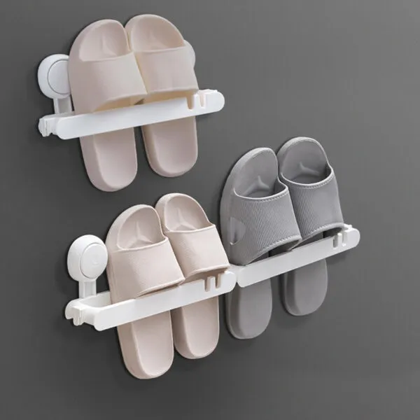 Organizador adhesivo de zapatos con estante para zapatillas, vista frontal en pared gris.