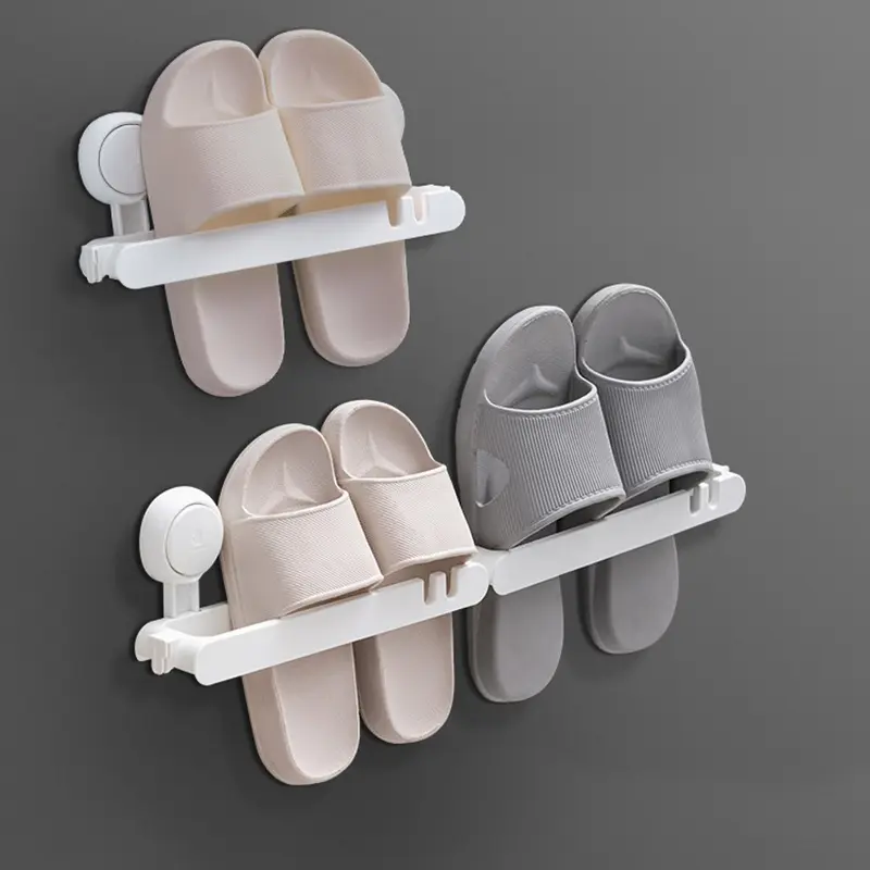 Organizador adhesivo de zapatos con estante para zapatillas, vista frontal en pared gris.