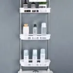 Estante organizador portátil de 3 niveles para baño y cocina con botellas y plantas.