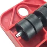 Palanca levanta muebles roja con ruedas negras deslizantes para mover fácil.