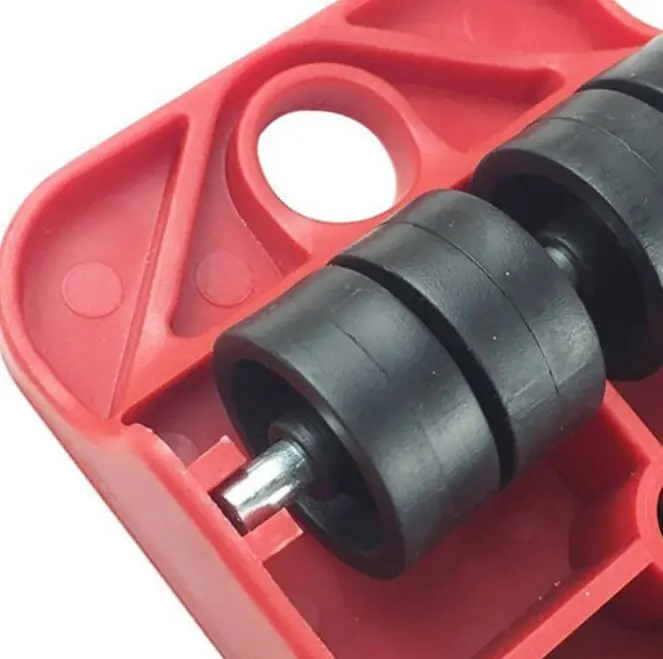 Palanca levanta muebles roja con ruedas negras deslizantes para mover fácil.