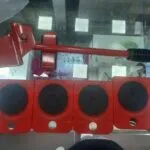 Palanca levanta muebles roja con 4 bases deslizantes, ideal para mover fácilmente tus objetos.