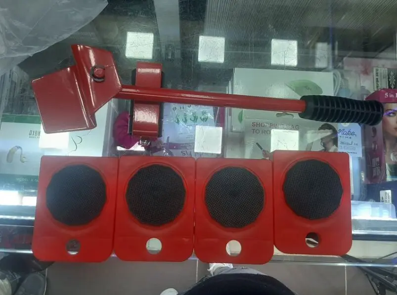Palanca levanta muebles roja con 4 bases deslizantes, ideal para mover fácilmente tus objetos.