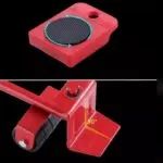 Palanca levanta muebles roja con 4 bases deslizantes giratorias para mover objetos pesados fácilmente.