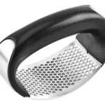 Picador de ajos ergonómico de acero inoxidable con mango curvo negro.