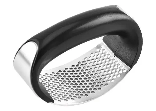 Picador de ajos ergonómico de acero inoxidable con mango curvo negro.