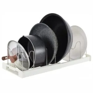 Organizador retráctil para loza y ollas, platero ajustable que maximiza el espacio en la cocina.