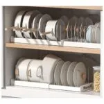 Platero ajustable retráctil para organizar ollas y loza, ideal para cocina.