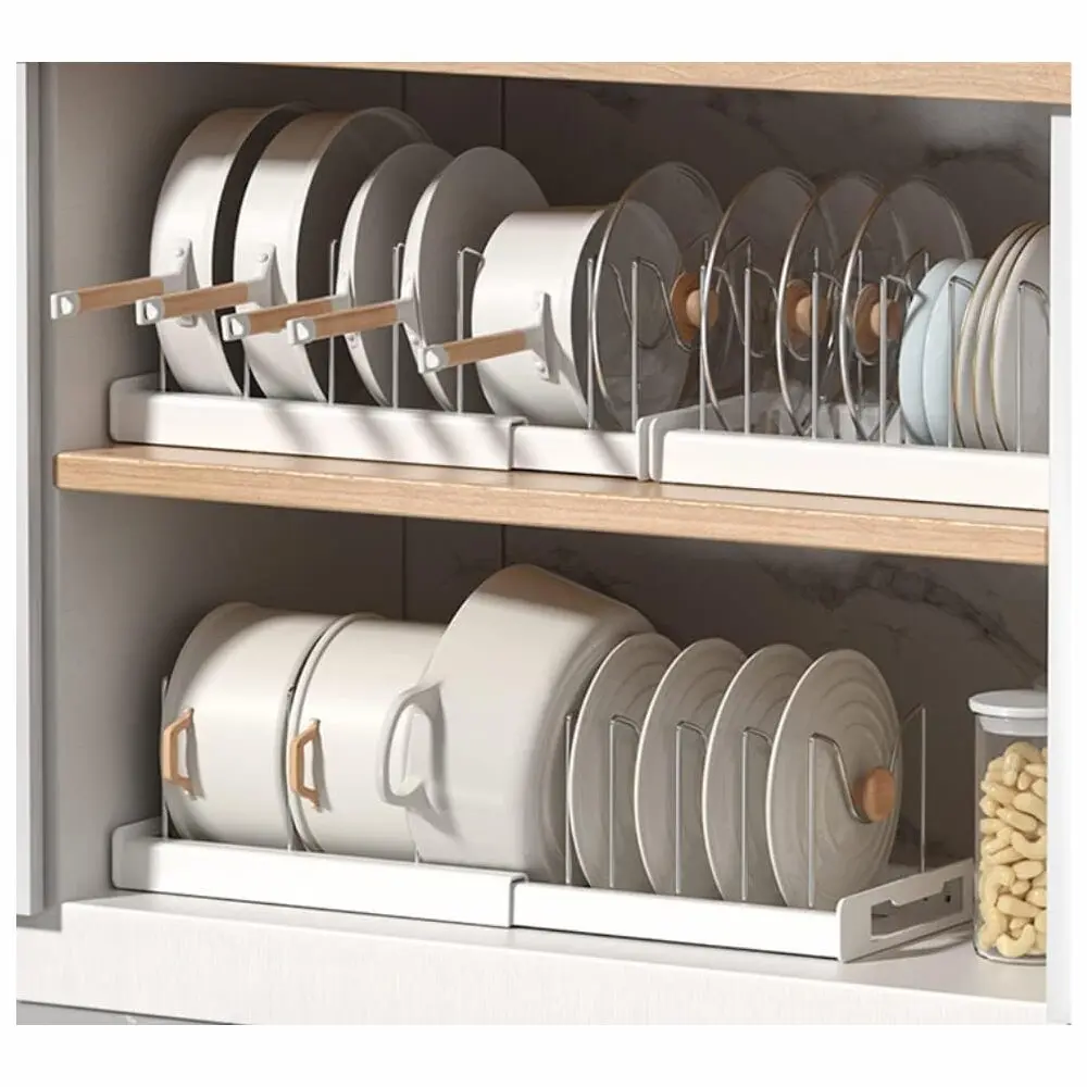 Platero ajustable retráctil para organizar ollas y loza, ideal para cocina.