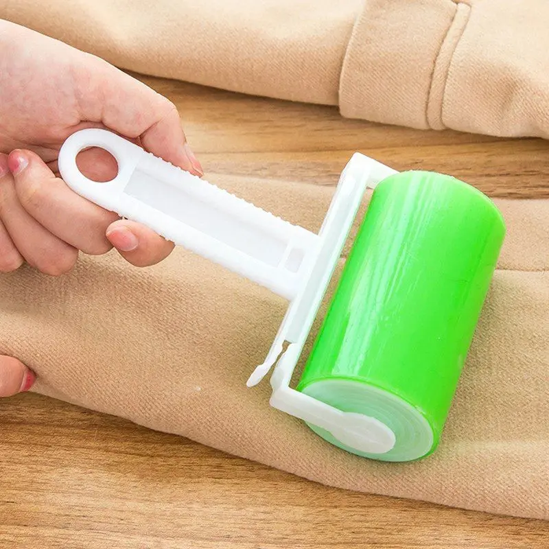 Rodillo quitapelusas lavable verde removiendo pelusa de tela beige de forma reutilizable.