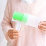 Rodillo quitapelusas lavable y reutilizable con mango blanco y recarga verde en funda transparente.