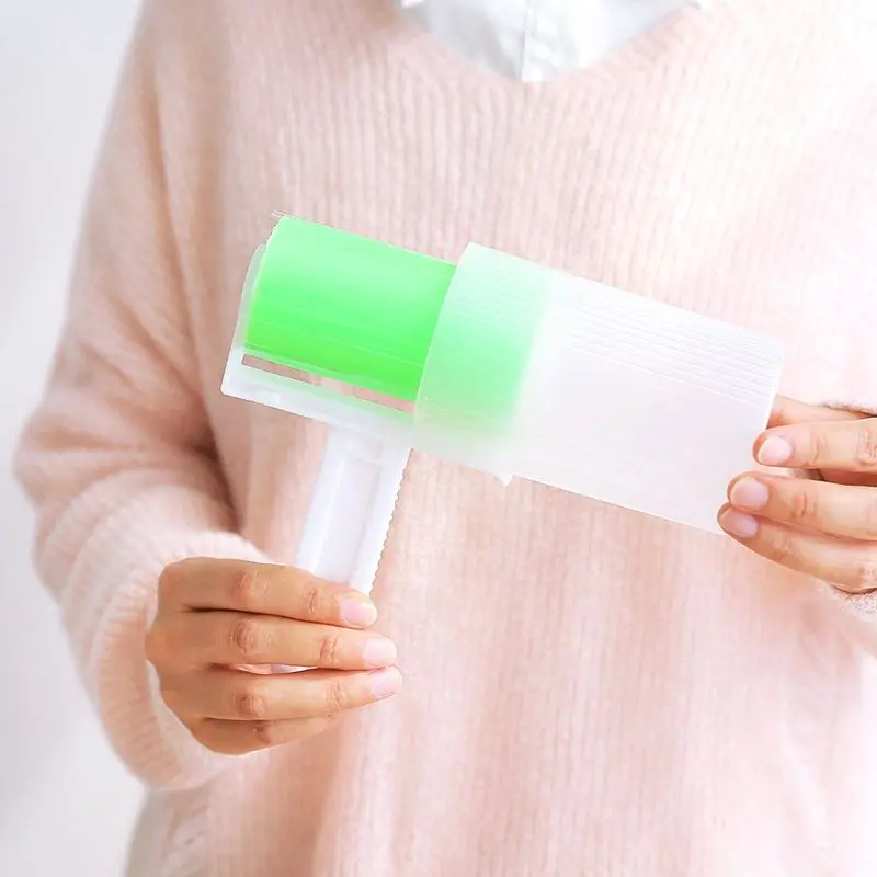 Rodillo quitapelusas lavable y reutilizable con mango blanco y recarga verde en funda transparente.