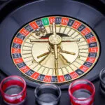 Ruleta de tragos con 16 copas para licor, juego de casino con detalles dorados.