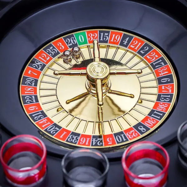Ruleta de tragos con 16 copas para licor, juego de casino con detalles dorados.