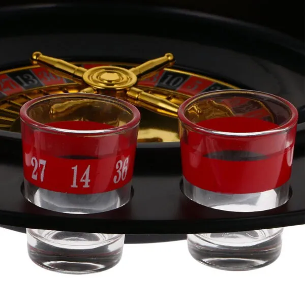 Juego de ruleta de tragos con copas, ideal para fiestas y momentos divertidos.