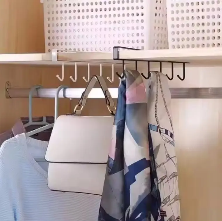 Set x4 ganchos cuelga tazas perchero organizador negro colgado en armario con bolsas y pañuelos.