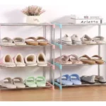 Zapatero metálico 4 niveles con variedad de zapatillas y zapatos de moda.