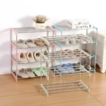Zapatero organizador metálico de 4 niveles con múltiples pares de zapatos y zapatillas en cada estante.