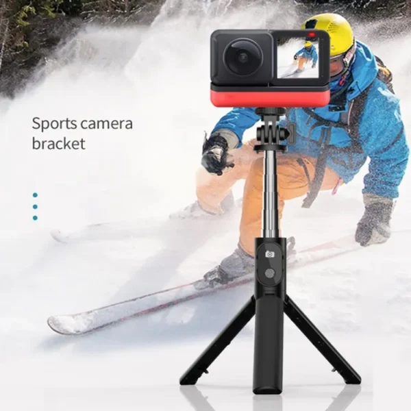 Trípode para celular o cámara deportiva con esquiador en fondo nevado.