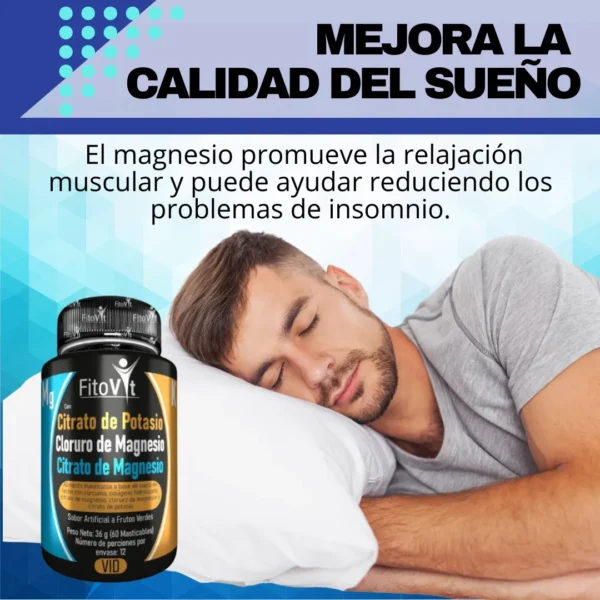 Hombre durmiendo plácidamente junto a envase de suplemento Fitovit Citrato de Magnesio y Potasio.