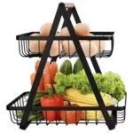 Organizador de frutas de 2 niveles con huevos, verduras y maíz en canasta negra.
