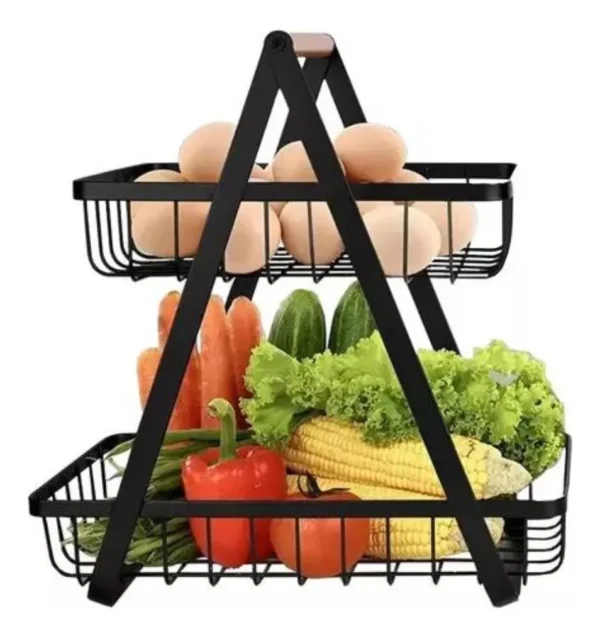 Organizador de frutas de 2 niveles con huevos, verduras y maíz en canasta negra.