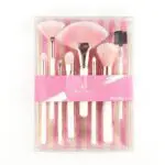 Kit de brochas para maquillaje Ruby Face Brush Kit: 7 piezas rosadas con mango blanco.