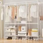 Closet Armario Triple Organizador de Ropa con múltiples colgadores, estantes y accesorios.