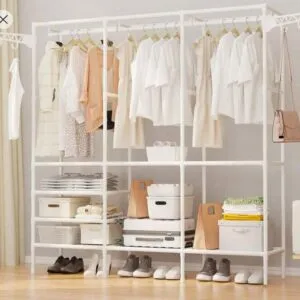 Closet Armario Triple Organizador de Ropa con múltiples colgadores, estantes y accesorios.