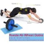 Hombre haciendo ejercicio con rueda abdominal doble para fortalecer abdomen, torso y brazos.