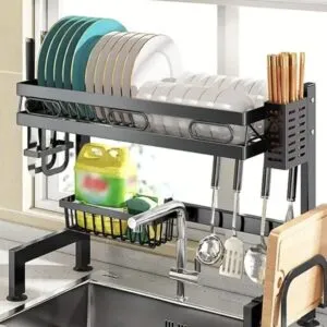Escurridor de loza de 64 cm sobre el lavaplatos con platos, utensilios y tabla de cortar.