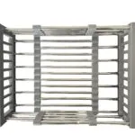 Escurridor de platos metálico gris ajustable, ideal para organizar y secar utensilios en la cocina.